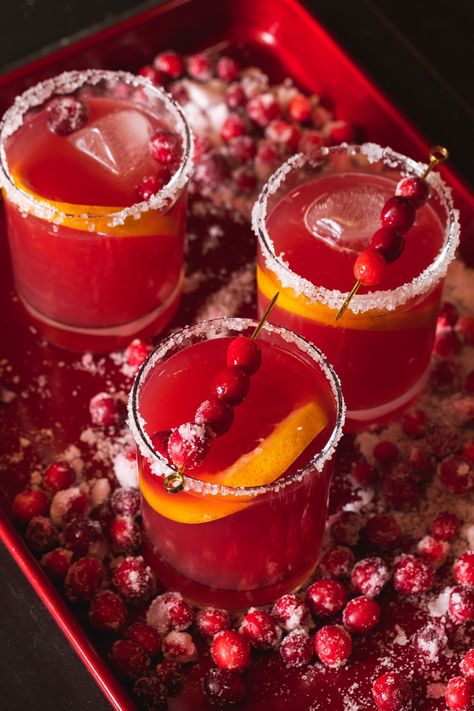 cranberry mezcal paloma cocktail Margarita Mix Drinks, Christmas Sangria Recipes, Cranberry Mocktail, Cranberry Sangria, Holiday Mocktail, Festive Holiday Drinks, New Year's Drinks, Easy Mixed Drinks, Holiday Sangria