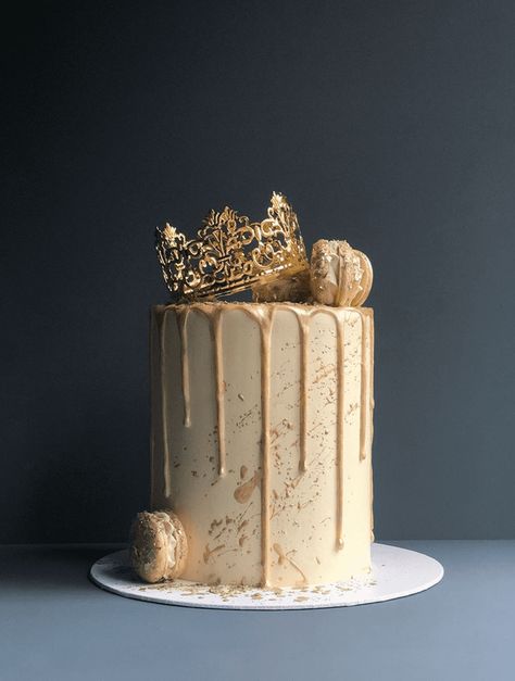 Golden Birthday Cake Ideas, Queens Birthday Cake, Golden Birthday Cakes, Queen Cakes, Golden Cake, Special Birthday Cakes, Gold Birthday Cake, 21st Birthday Cakes, Elegant Birthday Cakes