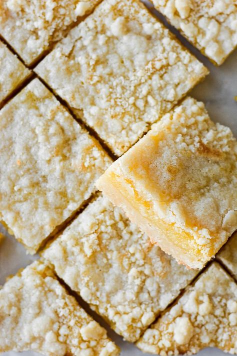 Lemon Crumble Bars Recipe, Lemon Streusel Bars, Shortbread Crumble Topping, Lemon Dream Bars, Deserts With Lemon, Best Southern Desserts, Easy Desserts Lemon, Lemon Shortbread Bars, Lemon Crumble Bars