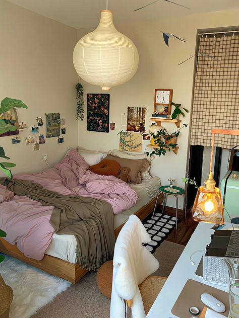 Dorm Room Carpet Ideas, Thrift Store Bedroom Decor, Stacked Rugs Bedroom, Mid Century Bedroom Aesthetic, Room With No Windows Ideas, Bed With No Headboard, 60’s Bedroom, Mismatched Bedding, Colorful Minimalist Bedroom