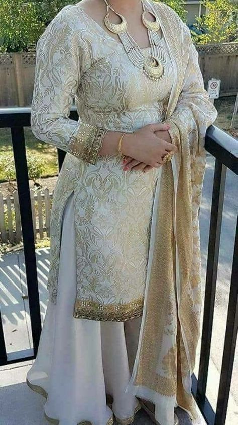 Punjabi Suit Combination, Pram Sets, Patiyala Suit, Punjabi Salwar, Heavy Dresses, Designer Punjabi Suits, Indian Designer Suits, Boutique Suits, Beautiful Suit