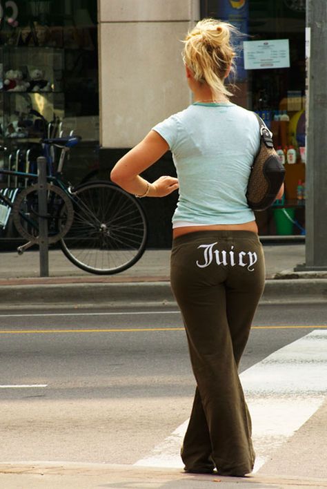 The word juicy should not be placed anywhere on your body and definitely not on your butt 2000s Looks, 2000s Juicy Couture, Juicy Couture Clothes, 2005 Fashion, 2000s Outfit, Juicy Couture Tracksuit, 2000s Fashion Trends, 2000s Clothes, Juicy Couture Pants