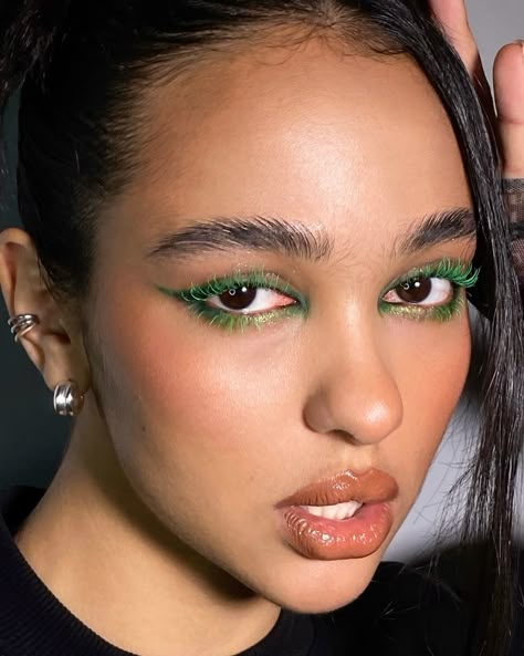 in love with green mascara / colour mascara Color Mascara Looks, Coloured Mascara Brown Eyes, Green Mascara Looks, Green Mascara Brown Eyes, Coloured Mascara Looks, Colorful Mascara Looks, Colourful Mascara, True Spring Makeup, Coloured Mascara