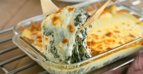 Copycat Recipes - Insanely Good Recipes - Part 13 Canned Spinach Recipes, Applebees Recipes, Cheesy Spinach Artichoke Dip, Trisha Yearwood Recipes, Restaurant Appetizers, Spinach Artichoke Dip Recipe, Spinach Casserole, Artichoke Dip Recipe, Trisha Yearwood