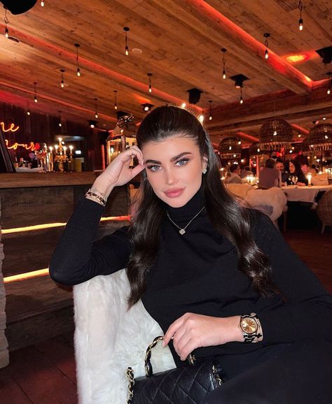 Nika Mariana, Russian People, Instagram Russia, Aesthetic Videos For Edits Love, Old Money Style, Aesthetic Videos, Fashion Poses, Old Money, Russia