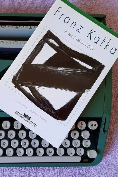 A Metamorfose é uma novela que foi escrita em 1912 e publicada em 1915. A história escrita por Franz Kafka nos traz questionamentos que ainda hoje permeiam a nossa sociedade, como a solidão e a exclusão vivenciada pelo protagonista, a impotência do ser humano diante de fatos que fogem ao seu controle. Trata-se de um clássico que nos leva a refletir sobre diversos temas do mundo contemporâneo. Gregor Samsa, Franz Kafka, Books