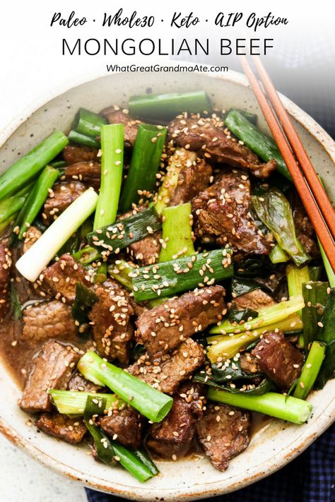 This easy Keto and Whole30 Mongolian Beef is so much healthier and tastier than takeout and it only takes 20 minutes to make, with AIP option! #paleo #keto #whole30 #lowcarb #aip #autoimmuneprotocol #glutenfree #lchf #easydinner #30minutedinner Paleo Diet Plan, Mongolian Beef, Aip Recipes, Paleo Whole 30, Paleo Dinner, Idee Pasto Sano, Whole 30 Recipes, Easy Keto, Paleo Diet