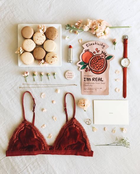 Valentine's Day flatlay Kawaii Valentine, Whatever Forever, Valentines Day Photos, Aesthetic Couple, Boyfriend Diy, My Funny Valentine, Valentines Gifts For Boyfriend, Saint Valentine, Sweet Valentine