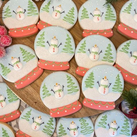 Snowglobe Royal Icing Cookies, Christmas Snow Globe Cookies, Snow Globe Sugar Cookies Decorated, Snow Globe Christmas Cookies, Snowglobe Sugar Cookies, Snowglobe Cookies Decorated, Snow Globe Cookies Decorated, Snowglobe Cookies Christmas, Snow Globe Sugar Cookies