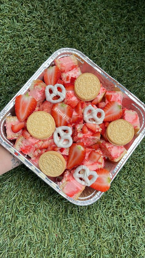 Strawberry Churro Cheesecake, Churro Cheesecake, Mini Dessert Cups, Cheesecake Pan, Mexican Snacks, Custom Desserts, Junk Food Snacks, Cheesecake Bites, Baked Dessert Recipes