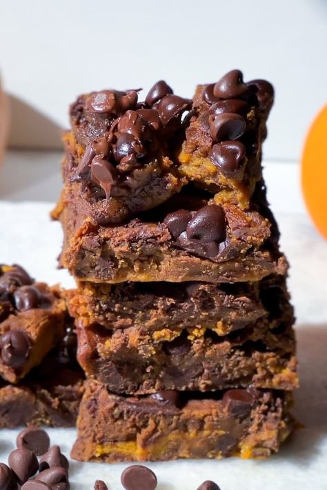 Extra sweet, with a gooey, chocolate filled center—these Chickpea Pumpkin Blondies are an addicting healthy fall treat! Pumpkin Blondies Recipe, Pumpkin Chickpea, Chickpea Blondies, Pumpkin Blondies, Dairy Free Pumpkin, Blondies Recipe, Weight Watchers Desserts, Healthy Fall, Vegan Pumpkin