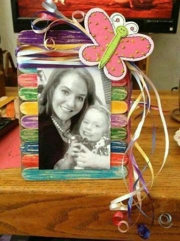 Popsicle Craft, Pilgrim Crafts, Kids Picture Frames, Photo Frame Crafts, Handmade Picture Frames, Popsicle Crafts, Diy Photo Frames, Diy Xmas Gifts, Diy Photo Booth