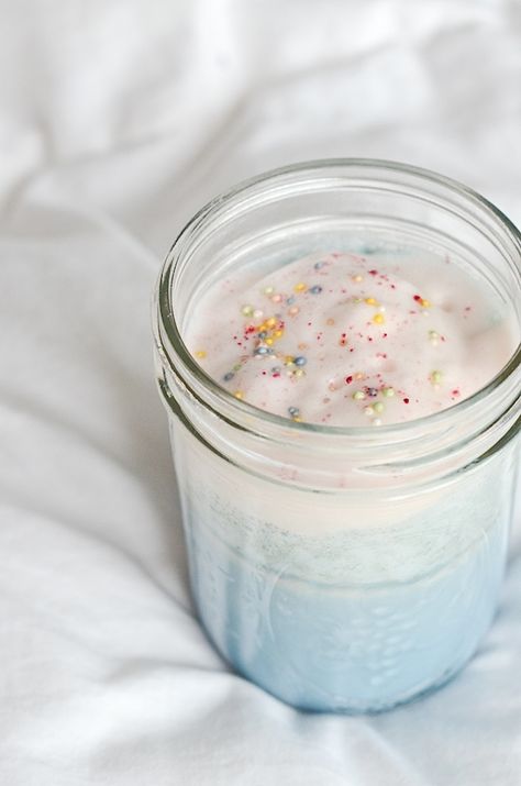 Healthy Unicorn Latte Recipe - This clean eating drink recipe is a great moon milk style elixir to have before bed #unicornfood #healthyrecipe #moonmilk #holistichealth Unicorn Smoothie, Apple Cider Vinegar Tea, Healthy Hot Chocolate Recipe, Healthy Hot Chocolate, Chai Tea Recipe, Pie Pops, Cozy Drinks, Fruit Serving, Light Desserts