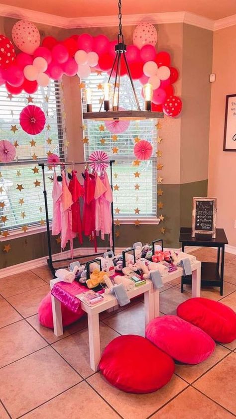 Spa Birthday Table Decor, Cute Spa Ideas, Makeup Bday Party Ideas, Pamper Party Decoration Ideas, Pre Teen Spa Party, Spa Party Treats, Spa Birthday Backdrop, Hair And Makeup Birthday Party, 6th Birthday Spa Party Ideas