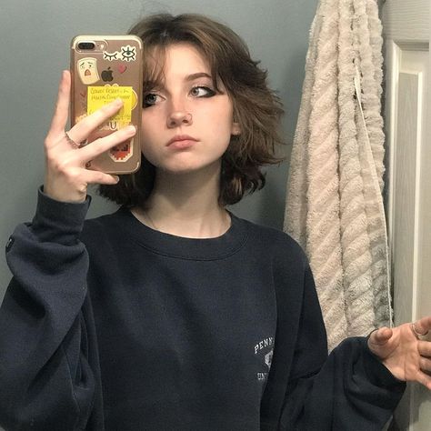 Willow Coppock on Instagram: “🕸” Floofy Hair Girl, Willow Coppock, Nonbinary Haircuts, Genderfluid Haircut, Nonbinary People, Androgynous Hair, Wine Hair, Hair Inspiration Short, Dye My Hair