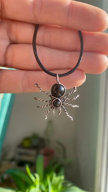 Insect Inspired Jewellery, Spider Beads Diy, Beaded Spider Tutorial, Insect Jewelry Diy, Spider Tutorial, Bead Bugs, Homemade Jewellery, Crafty Jewelry, Wire Bending