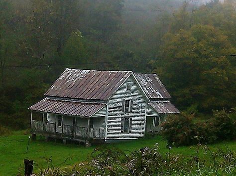 Old Appalachian Mountain homestead. Appalachian Farmhouse, Appalachian House, Appalachian Architecture, Appalachian Cabin, Appalachian Farm, Appalachian Aesthetic, Appalachia Gothic, Old Appalachia, Appalachian Homestead