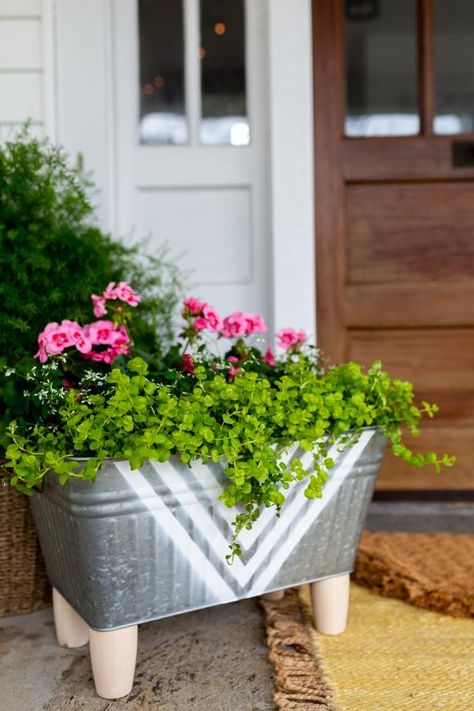 DIY Galvanized Drink Bucket Planter Galvanized Bucket Planters, Backyard Decorating Ideas, Outdoor Spray Paint, Upcycled Planters, Oversized Planters, Backyard Decorating, Diy Planters Outdoor, Outdoor Planter Boxes, Drink Bucket