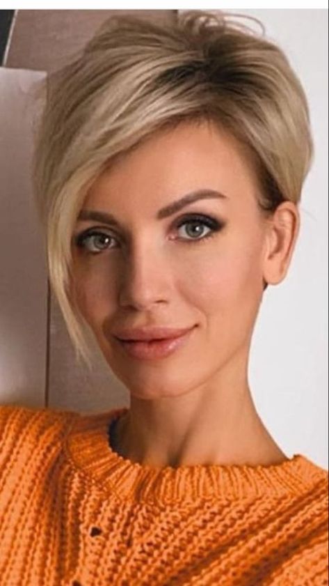 Short bob hair cut designs Mother Of Bride Makeup, Pixie Bobs, Short Bob Hair, Bob Pixie, Inverted Bob Hairstyles, Stacked Hair, Short Hair Trends, Edgy Short Hair, Bob Hairstyles For Fine Hair