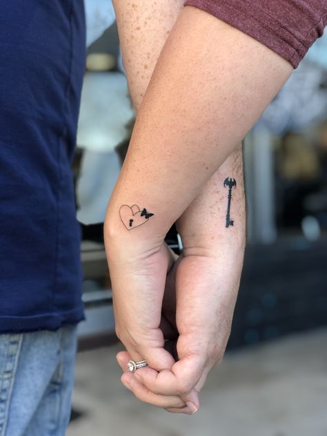 Meaning Couple Tattoos, Couples Connecting Tattoos, Key And Lock Tattoo, Lock And Key Couple Tattoo, Tattoo Key, Minecraft Tattoo, Connecting Tattoos, Tattoo Couples, Lock Tattoo