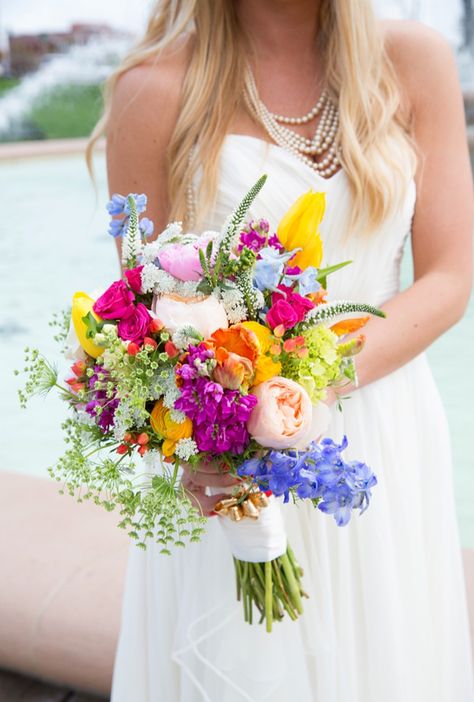 Wildflower Bridal Bouquets, Spring Wedding Bouquets, Flowers And Greenery, Boda Mexicana, Spring Wildflowers, Spring Wedding Flowers, Bright Wedding, Peonies Garden, Wildflower Bouquet