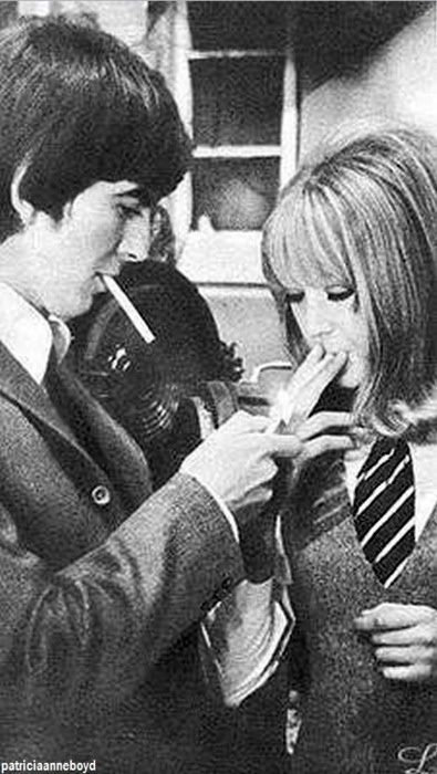 Smoking on set; smoking was cool back then. George Harrison Pattie Boyd, Where Did You Sleep Last Night, Beatles Girl, Pattie Boyd, Beatles George Harrison, Beatles George, Beatles Photos, Beatles Pictures, The Fab Four