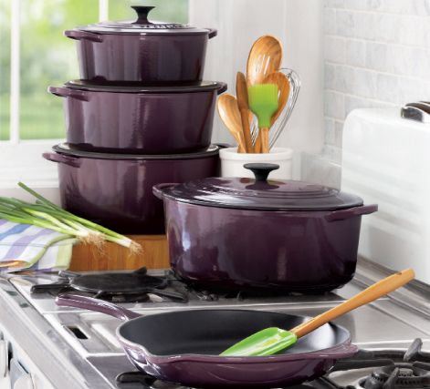 Purple Le Creuset!!!!! (would this purchase be justified despite my...lack of finesse...in the cooking sphere?) Houses Dream, Le Crueset, Deco Fruit, Le Creuset Cookware, Purple Kitchen, Muddy Paws, Kitchen Ware, Domestic Goddess, Purple Love