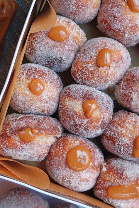 Cinnamon Salted Caramel Doughnuts! - Jane's Patisserie Caramel Doughnuts, Donat Glaze, Brioche Donuts, Breakfast Bakes, Janes Patisserie, Homemade Donuts Recipe, Homemade Donuts, Doughnut Recipe, Delicious Donuts