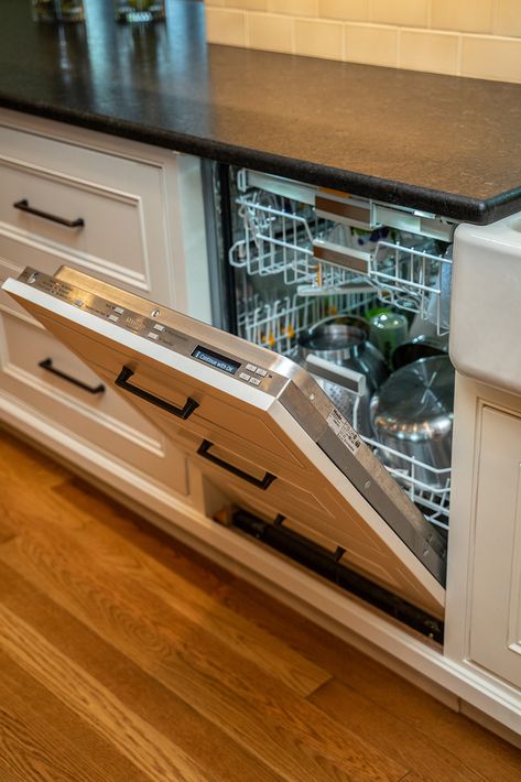 Modern Kitchen Hidden Appliances, Hidden Dishwasher Cabinet, Hiding Dishwasher, Diy Panel Dishwasher, Kitchen Dishwasher Ideas, Hide Dishwasher Diy, Dishwasher Kitchen Ideas, Hiding Countertop Appliances, Hide Dishwasher