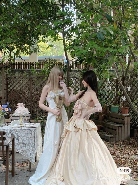 Ericka Core, Wlw Wedding Aesthetic, Tinkerbell Cosplay, Wlw Wedding, Want A Girlfriend, Friendship Photoshoot, Girlfriend Goals, Cute Friends, الرسومات اللطيفة