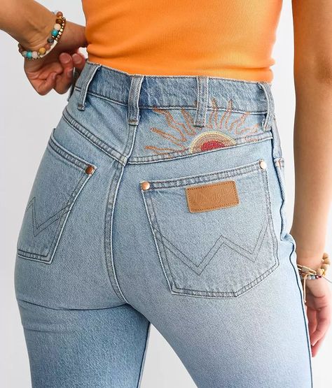 Wrangler Jeans Women's Outfit, Modern Western Fashion, Wrangler Jeans Women's, Best Jeans For Women, Vintage Wrangler Jeans, Flair Jeans, Patterned Jeans, Fall Fits, Wrangler Jeans