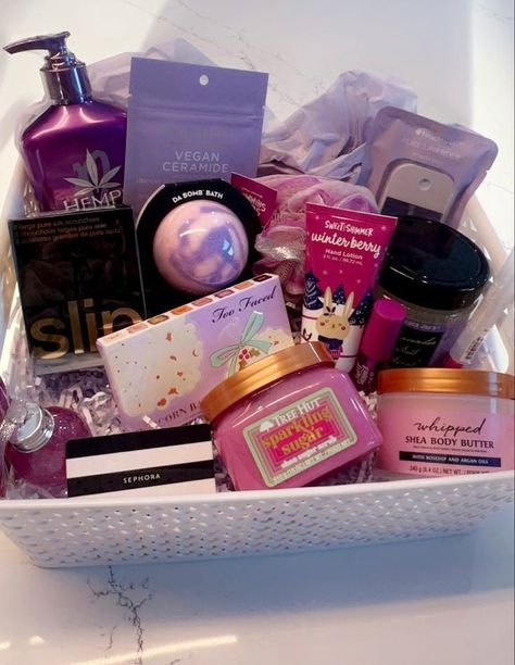 Purple Themed Gift Basket, Wishlist Cheap, Surprise Party Ideas, Present Basket, Pink Gift Basket, Violet Colour, Girl Gift Baskets, Birthday Presents For Friends, Birthday Basket