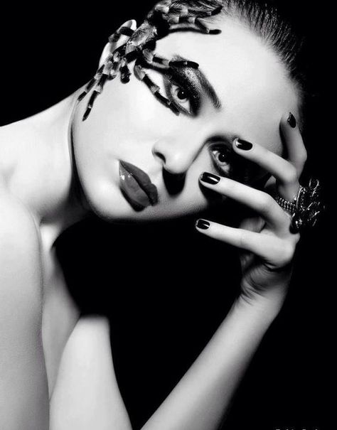 Fashion Beauty Photography, Avant Garde Makeup, Next Top Model, Spider Woman, Eye Art, Beautiful Photography, Beauty Photography, Black And White Photography, Picture Perfect