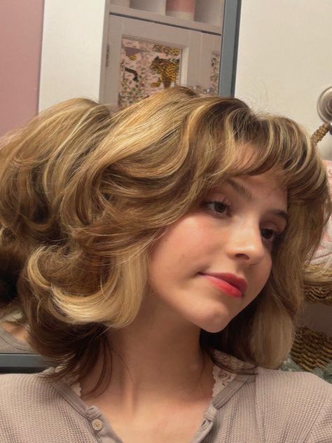 Messy 80s Hair, Short Hair Bangs And Layers, 80s Medium Hair, Past Shoulder Length Hairstyles, Shoulder Length Hair Wavy Curls, Short Fancy Hair, Short Hair Styles Layers, Short Curly Haircuts Blonde, Wavy Hairstyles Short Hair