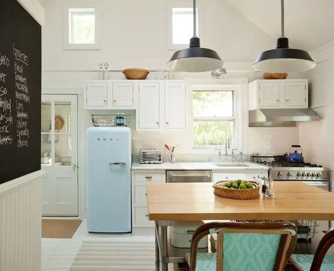 Blue Refrigerator, Model Dapur, Small Kitchen Layouts, Small Kitchen Island, Kabinet Dapur, Beach House Kitchens, High End Kitchens, Best Kitchen Designs, Small Space Kitchen