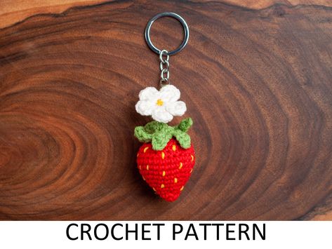 Crochet Key Holder, Keychain Crochet Pattern, Strawberry Keychain, Cute Amigurumi, Keychain Crochet, Crochet Food, Crochet Lessons, Crochet Keychain, Diy Keychain