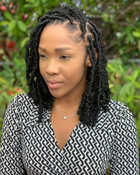 Ｌｏｃｓ  ｏｆ  Ｌｏｖｅ on Instagram: “Faux Bob but make it curly! ❤️ . . Style: 𝓕𝓪𝓮𝓻𝓲𝓮 𝓛𝓸𝓬𝓼 🧚🏼🧚🏽‍♀️ Length: Pixie Length (Bob Length) Size: Small Colour: Natural Black . . .…” Bob Length Butterfly Locs, Caribbean Braids, Hair To Look Younger, Christmas Braids, Weave Ideas, Bob Length, Distressed Locs, Bohemian Locs