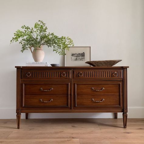 Mixing organic textures to style furniture How To Style An Antique Sideboard, Vintage Dresser Ideas, Wood Mixing Furniture, Dresser Styling With Tv, Havenly Office, Sideboard Decor Dining Room, Dresser Aesthetic, Beautiful Small Bathroom Designs, Bedroom Dresser Styling