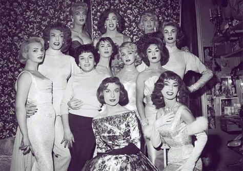 Drag queens in the 1940s Women In Dresses, Portrait Vintage, Love And Pride, Drag Queens, The Secret History, Transgender Women, Vintage Portraits, Gay Love, Up Girl