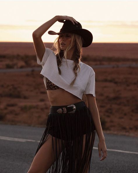 Desert Photoshoot Ideas, Cowgirl Photoshoot, Revealing Outfit, Western Photoshoot, Fashion Outfits Dresses, Western Glam, Glam Boho, Cowgirl Style Outfits, Looks Country