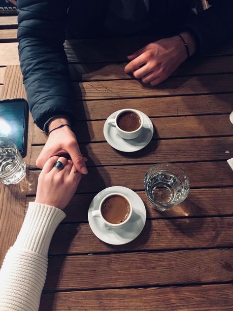 Coffee Couple Photography, Cafe With Boyfriend, Coffee Date With Boyfriend, Coffee Date Aesthetic, Cafe Creative, Drawing Superheroes, Coffee Cup Art, Instagram Couples, Coffee Shot