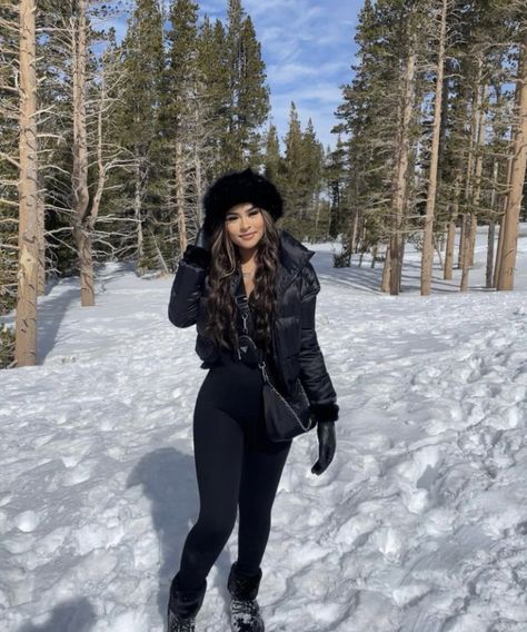 Snow Pictures Outfit, All Black Snow Outfit, Baddie Snow Outfits, Cute Colorado Outfits, Snow Ootd Winter Outfits, Colorado Outfit Winter Snow, Colorado Fits Winter, Cute Snow Fits, Outdoor Winter Photos