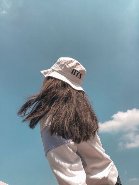 pin/hehemonu Bucket Hat Poses Ideas, Photoshoot With Hat Picture Ideas, Bucket Hat Pictures, Cute Bucket Hat Outfits, Bucket Hat Photoshoot, Hiking Picture Ideas, Bucket Hat Outfits, Sharpen Wallpaper