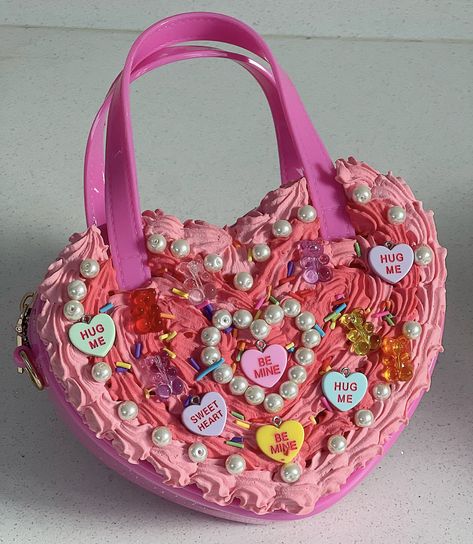 Stunning fake cake handbag, with an extendable gold strap for a crossbody bag. Decorated as a fake cake, topped with love hearts, gummy bears, pearls and fake sprinkles. Sweetie Cake, Funky Purses, Fake Sprinkles, Diy Kandi Bracelets, Cake Bag, Fake Cake, Kandi Bracelets, High Fashion Outfits, Heart Bag