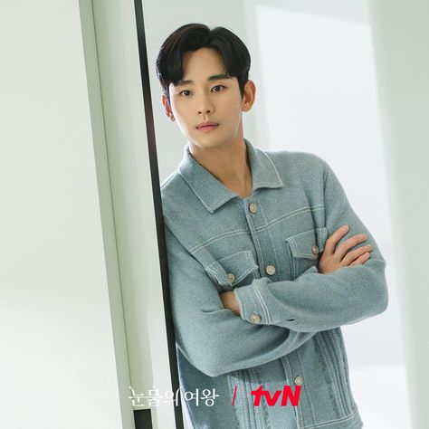 Kim Soo Hyun Desperately Tries To Fend Off Rival Park Sung Hoon In “Queen Of Tears” | Soompi Bench Clothing, Park Sung Hoon, Sm Mall Of Asia, Kwak Dong Yeon, My Love From The Star, Romance Comedy, Love Triangle, Bright Pictures, Soo Hyun