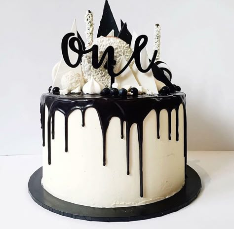 Black and white / Monochrome Birthday Party White And Black Birthday, White Birthday Cake Ideas, Black And White Birthday Cake, Black Birthday Cake, White Birthday Cake, Birthday Drip Cake, Black And White Cake, Black White Cakes, Black And White Birthday