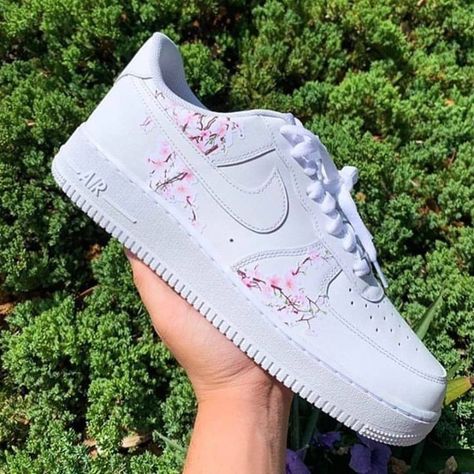 Girls Shoes Teenage, Custom Shoes Diy, Trendy Shoes Sneakers, White Nike Shoes, Jordan Shoes Girls, Custom Nike Shoes, Personalized Shoes, Nike Air Shoes, Shoes Sneakers Nike