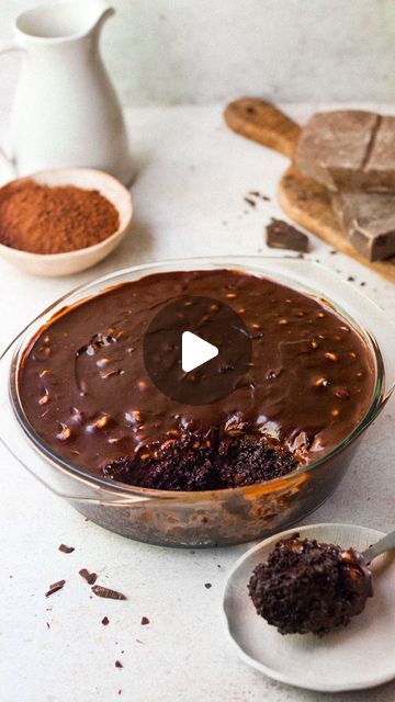 Shivesh Bhatia on Instagram: "Calling out to all the coffee lovers☕, this Mocha Milk Cake is the piece of heaven on a plate top that melts in your mouth🥰 Super easy to make this yummy delight gets ready in less than 10 minutes and is perfect for days when you need a no-fuss recipe 💁🏻‍♂️❤️ Ingredients: ✨1 cup milk ✨2 tsp vinegar ✨1 tbsp coffee ✨1 cup sugar ✨1/2 cup sunflower oil ✨1 cup all purpose flour ✨1/2 cup cocoa powder ✨1 tsp baking powder ✨1 tsp baking soda For the milk soak ✨1 cup milk ✨6 tbsp fresh cream ✨2 tbsp icing sugar ✨1 tbsp coffee ✨1 tbsp cocoa powder For the chocolate peanut ganache- ✨1 cup chocolate, chopped ✨1/2 cup fresh cream ✨1/4 cup peanuts, chopped Method- 1. In a bowl, add warm milk. To this add vinegar and coffee powder and whisk well. 3. Add sugar and Coco Powder Recipes, One Bowl Chocolate Cake, Mocha Milk, Bake With Shivesh, Mocha Recipes, Cocoa Powder Recipes, Microwave Dessert, Microwave Cake, Mocha Cake