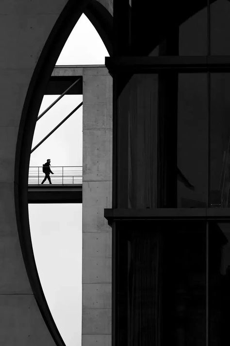 20 Incredible Street Winners From The 2024 Minimalist Photography Awards Urban Photography Black And White, Eye Level Photography, Water Droplets Photography, Vertical Photography, Daylight Photography, 2024 Minimalist, Beautiful Dogs Photos, Creative Portrait Photography, Powerful Images