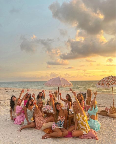 Sweet 16 Beach Party Ideas, Beach Dinner, Beach Birthday Party, Preppy Beach, Beach Birthday, Summer Goals, Summer Friends, 17th Birthday, Preppy Summer